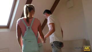 HUNT4K. शिकारी की बैठक में पार्क और खरीदता है लड़कियों के गर्म शरीर