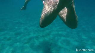 Plivač sa svojom analni čep u oceanu