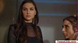 Charlotte Stokely kënaqur nevojat e saj dhe ajo madje edhe të ndihmojë Silvia Saige