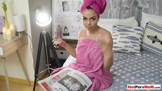 Ť�成了笨蛋，拉丁美洲狮妈妈骑在她的继子的家伙