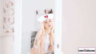 Плавуша са малим сисама облачи медицинска сестра за играње улога игре.Она брине о својој прсата девојку, лиже и теребит прстима њене пичке.Она убацује јој лице, када је у оквиру