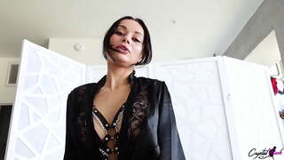 Sexy Brunette Deepthroat Grote Pik en Gepassioneerd Doggy Neuken tot Sperma in Mond