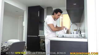 Sluga vidio, kao kći vlasnika pees, a onda трахнул joj u magarca