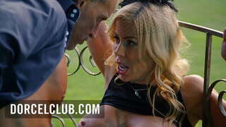 ���ซ็กซ์อยู่ในสวนสาธารณะกับเป็น busty ผมบลอนด์ MILF