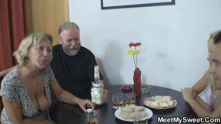 Ź�轻的美女有性别与老夫妇