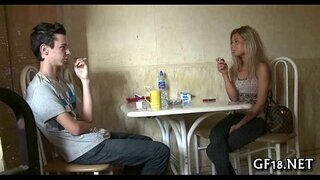 ���ிறுவன் அமர்ந்து வெறித்து