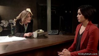 Аққұбалар лесбиянка трахает в анал брюнетку орынбасары офицердің страпоном арналған мүшесі