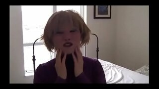 Emakume bat jartzen emakumezkoak maskara jokatzen errea