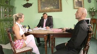 Два пожудна учитеља кажњавају несташну студентицу Миа Леоне Великим Сисама