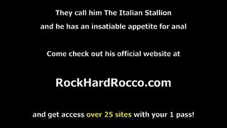 Coura stepteen chce byť ako jej macocha,že štart, bozkávanie a lízanie každé iné mačička.Zrazu jej stepdad príde,namiesto toho, ako mad nechá ich cicať krku jeho veľký penis.Na oplátku šuká stepteens mačička a manželky tesný šťavnaté zadok.