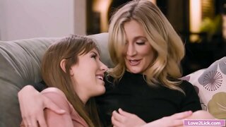 Stepmom anapata punda wake fingering na licked na stepdaughter