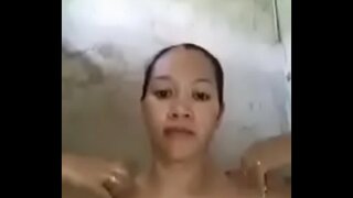 Ayu muter dheweke pyssy