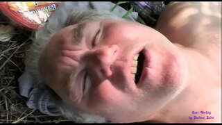 شلخته می بیند دو پیر مرد لعنتی در حومه باز و می پیوندد شلخته می بیند دو پیر مرد لعنتی در حومه باز و می پیوندد