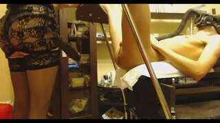 Guy Tager Gigantisk Strapon Op I Sin Røv